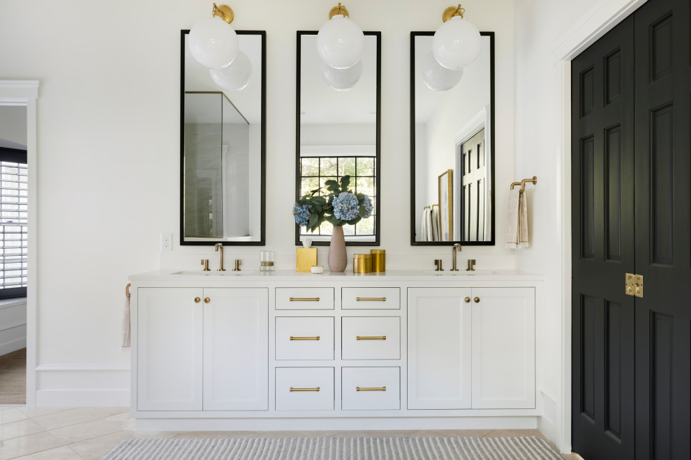 Inspiration för ett stort vintage vit vitt en-suite badrum, med luckor med infälld panel, vita skåp, ett undermonterat badkar, en kantlös dusch, en bidé, beige kakel, porslinskakel, vita väggar, travertin golv, ett undermonterad handfat, bänkskiva i kvarts, beiget golv och med dusch som är öppen