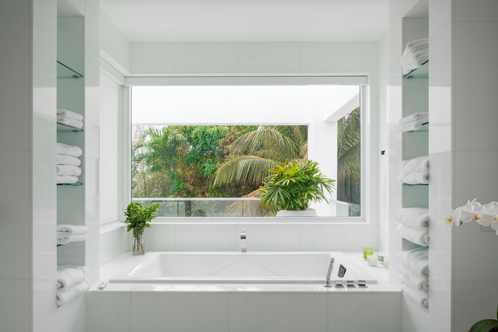 Пример оригинального дизайна: большая главная ванная комната в современном стиле с открытыми фасадами, мраморной столешницей, ванной в нише, душем над ванной, белой плиткой, каменной плиткой, белыми стенами и мраморным полом