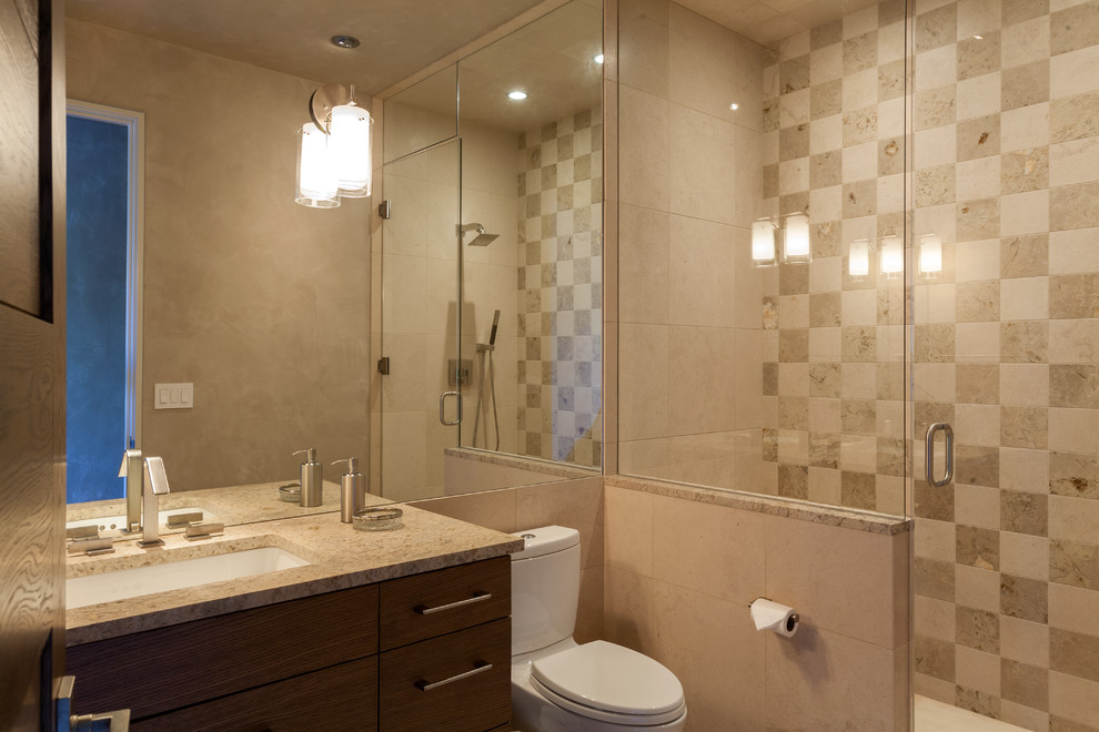 Immagine di una stanza da bagno padronale moderna di medie dimensioni con ante lisce, ante in legno bruno, doccia alcova, WC monopezzo, pareti beige e lavabo sottopiano