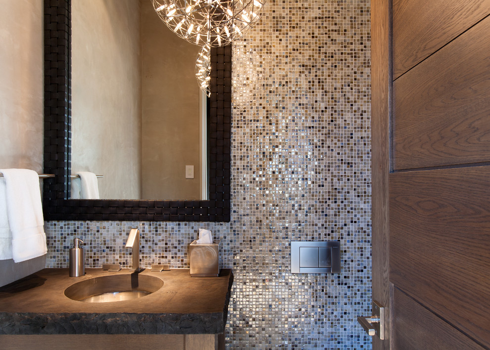 Foto di una piccola stanza da bagno con doccia minimalista con ante in legno scuro, pareti beige, lavabo sottopiano, piastrelle a mosaico e top in cemento