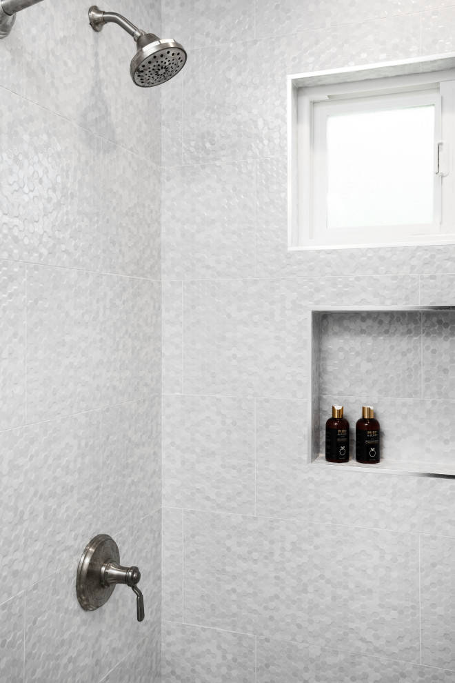 Стильный дизайн: маленькая детская ванная комната в стиле модернизм с плоскими фасадами, белыми фасадами, накладной ванной, душем над ванной, раздельным унитазом, разноцветной плиткой, галечной плиткой, белыми стенами, полом из керамической плитки, врезной раковиной, столешницей из искусственного кварца, белым полом, шторкой для ванной и белой столешницей для на участке и в саду - последний тренд