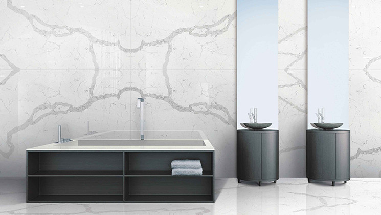 Стильный дизайн: главная ванная комната среднего размера в стиле модернизм с плоскими фасадами, черными фасадами, отдельно стоящей ванной, плиткой из листового камня, настольной раковиной и столешницей из искусственного кварца - последний тренд