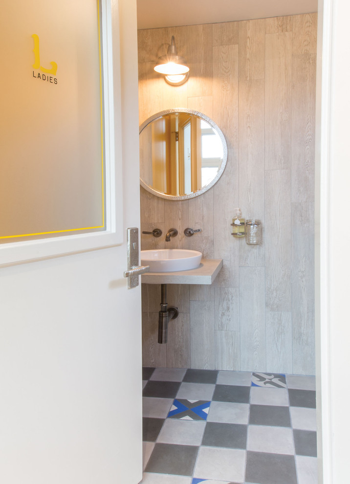 Idee per una piccola stanza da bagno con doccia country con lavabo a bacinella, top in cemento, piastrelle grigie, piastrelle in gres porcellanato e pavimento in cemento