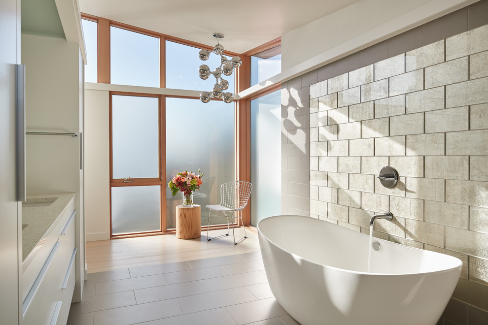 シアトルにあるコンテンポラリースタイルのおしゃれな浴室 (フラットパネル扉のキャビネット、白いキャビネット、置き型浴槽、白い壁、アンダーカウンター洗面器、グレーの床) の写真