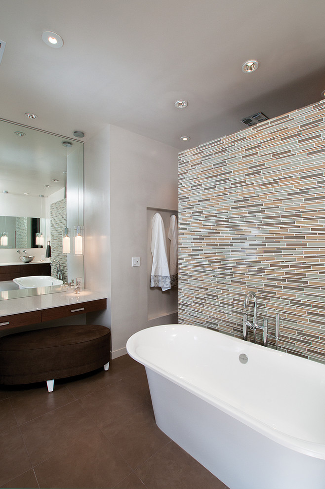 На фото: ванная комната в стиле модернизм с отдельно стоящей ванной и плиткой мозаикой с