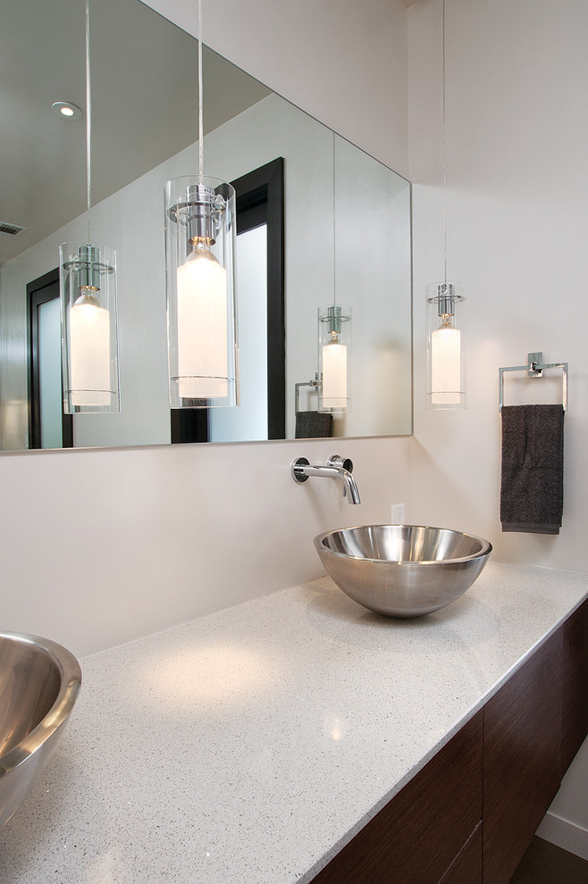 Пример оригинального дизайна: ванная комната в стиле модернизм с настольной раковиной