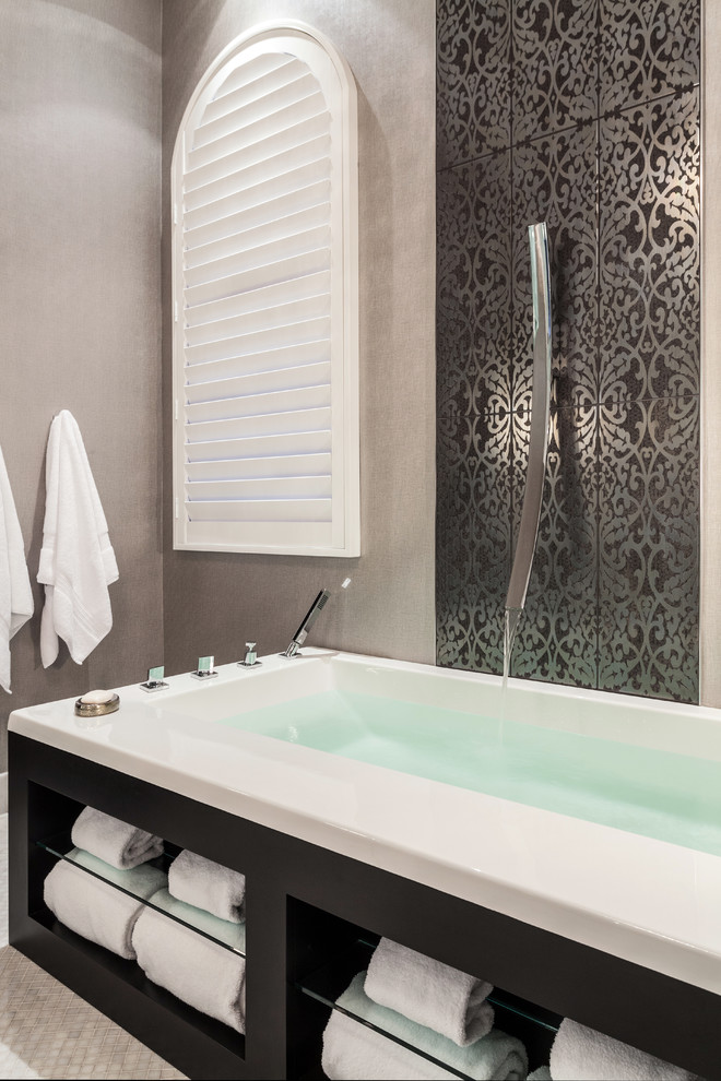 Стильный дизайн: ванная комната в современном стиле с мраморной столешницей, мраморным полом и серыми стенами - последний тренд
