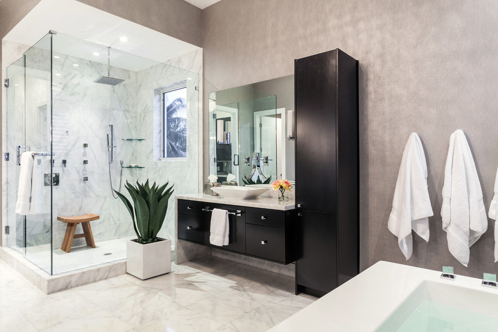 Modelo de cuarto de baño contemporáneo con encimera de mármol y suelo de mármol