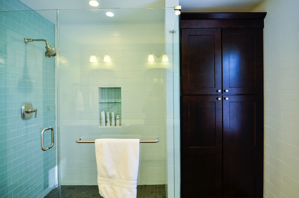 Bild på ett stort funkis en-suite badrum, med ett undermonterad handfat, skåp i shakerstil, skåp i mörkt trä, bänkskiva i kvartsit, en öppen dusch, blå kakel, glaskakel, blå väggar och skiffergolv