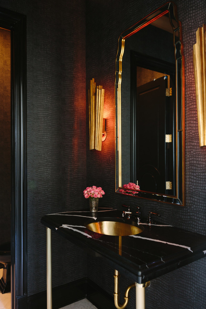 Bild på ett mellanstort vintage svart svart badrum, med svarta skåp, en toalettstol med separat cisternkåpa, svarta väggar, klinkergolv i porslin, ett undermonterad handfat, kaklad bänkskiva och flerfärgat golv