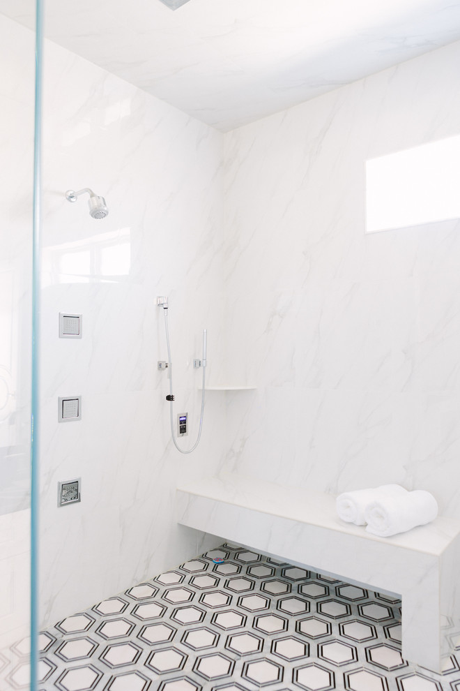Стильный дизайн: большая главная ванная комната в стиле неоклассика (современная классика) с фасадами с декоративным кантом, белыми фасадами, отдельно стоящей ванной, душевой комнатой, раздельным унитазом, белой плиткой, керамогранитной плиткой, серыми стенами, полом из керамогранита, врезной раковиной, столешницей из плитки, разноцветным полом, душем с распашными дверями и черной столешницей - последний тренд