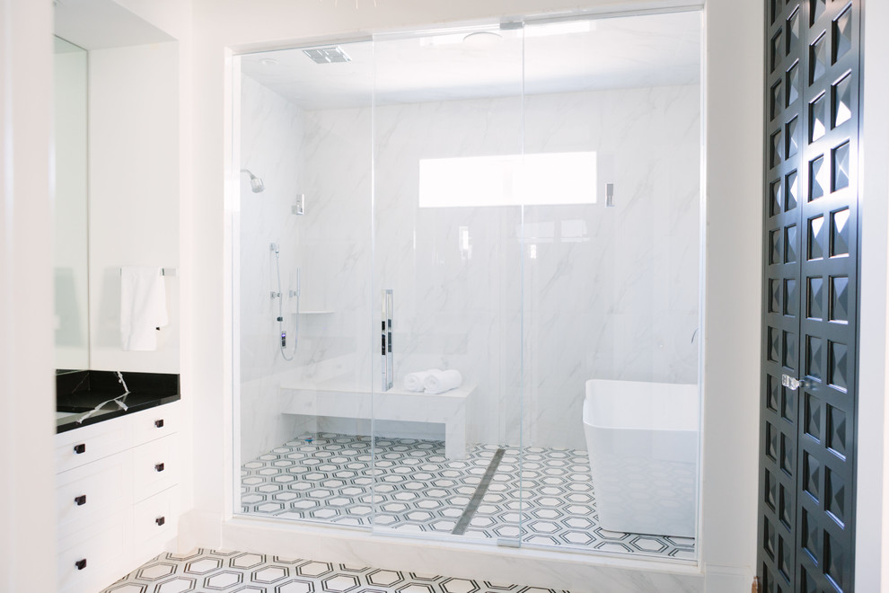 Стильный дизайн: большая главная ванная комната в стиле неоклассика (современная классика) с фасадами с декоративным кантом, белыми фасадами, отдельно стоящей ванной, душевой комнатой, раздельным унитазом, белой плиткой, керамогранитной плиткой, серыми стенами, полом из керамогранита, врезной раковиной, столешницей из плитки, разноцветным полом, душем с распашными дверями и черной столешницей - последний тренд