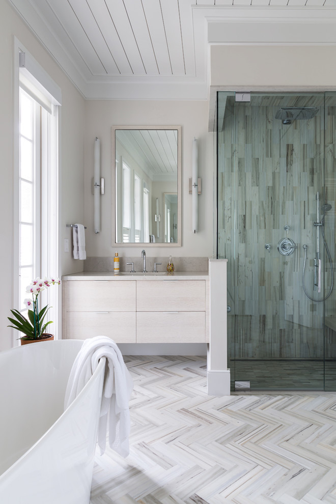 Modernes Badezimmer En Suite mit flächenbündigen Schrankfronten, beigen Schränken, freistehender Badewanne, Eckdusche, beiger Wandfarbe, Unterbauwaschbecken, beigem Boden und Falttür-Duschabtrennung in Miami