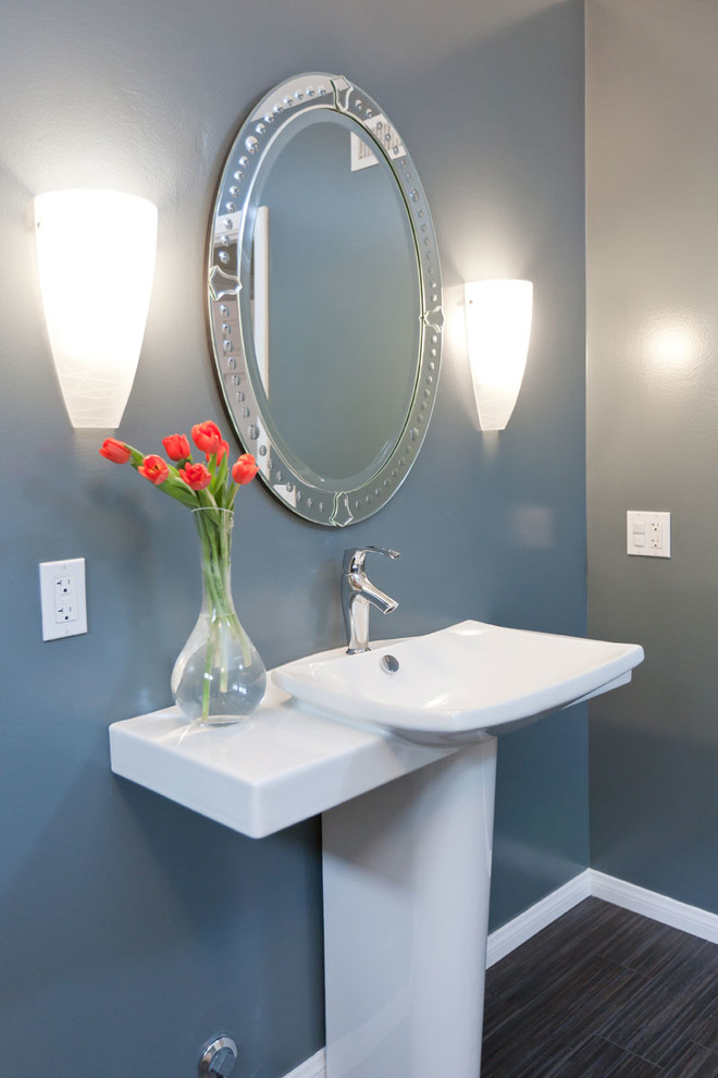 Пример оригинального дизайна: ванная комната в современном стиле с раковиной с пьедесталом, синими стенами и полом из керамогранита
