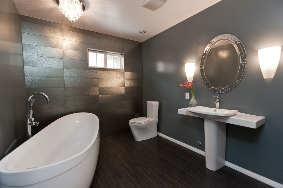 Источник вдохновения для домашнего уюта: большая ванная комната в стиле фьюжн с раковиной с пьедесталом, отдельно стоящей ванной, раздельным унитазом, синими стенами, полом из керамогранита, серой плиткой и металлической плиткой