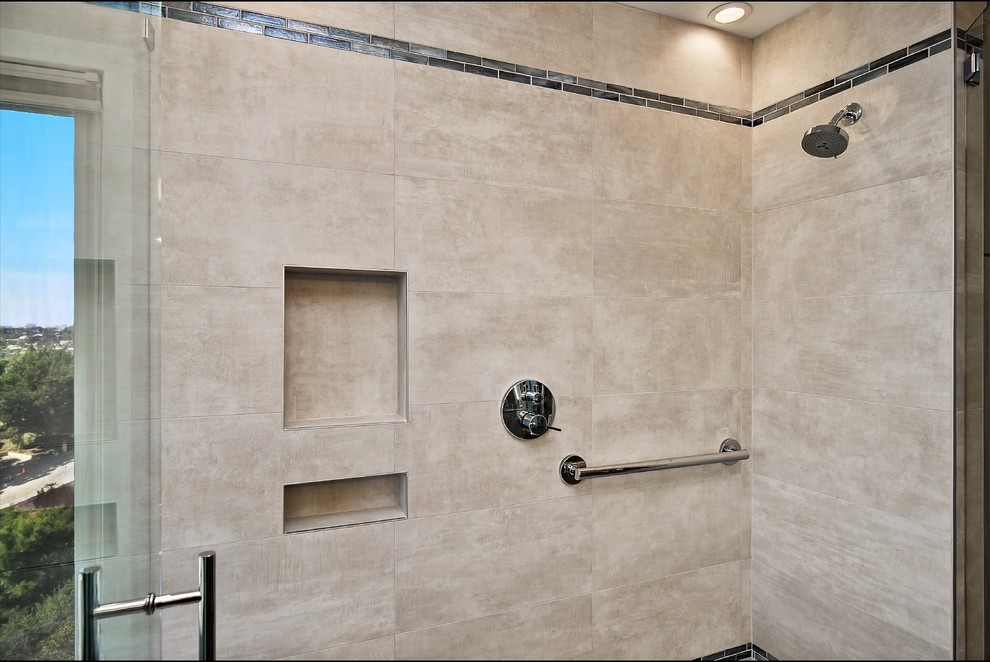 Идея дизайна: большая главная ванная комната в стиле модернизм с плоскими фасадами, серыми фасадами, отдельно стоящей ванной, угловым душем, унитазом-моноблоком, серой плиткой, керамогранитной плиткой, серыми стенами, полом из керамогранита, врезной раковиной, столешницей из искусственного кварца, серым полом и душем с распашными дверями