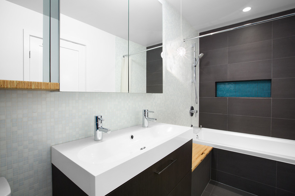 На фото: ванная комната в современном стиле с раковиной с несколькими смесителями, белой плиткой и плиткой мозаикой