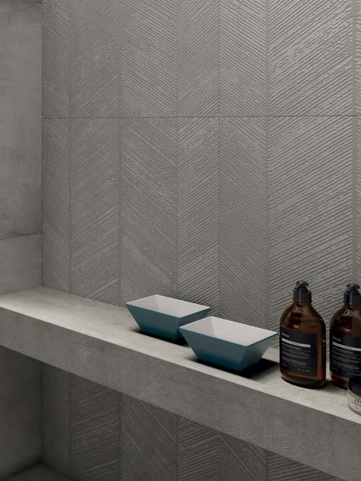 Стильный дизайн: большая главная ванная комната в стиле модернизм с открытым душем, серой плиткой, керамогранитной плиткой, серыми стенами, полом из керамогранита и серым полом - последний тренд