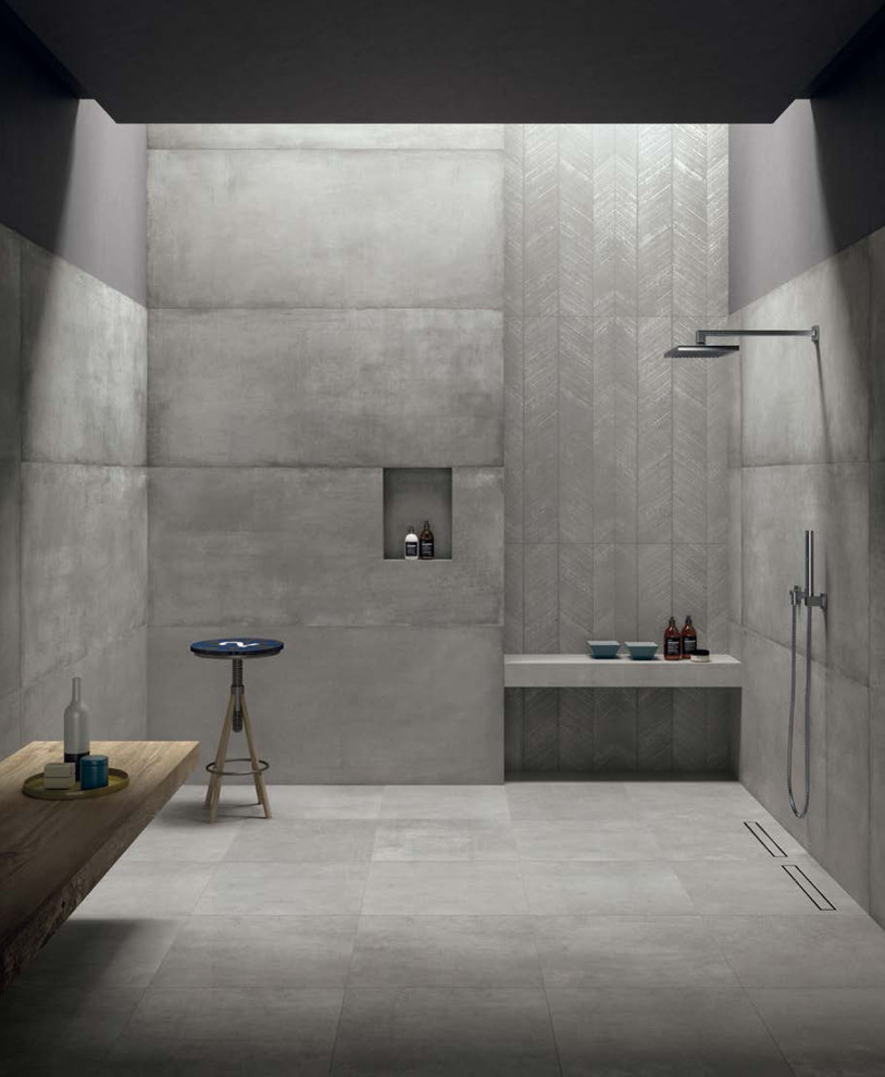 Пример оригинального дизайна: большая главная ванная комната в стиле модернизм с открытым душем, серой плиткой, керамогранитной плиткой, серыми стенами, полом из керамогранита и серым полом