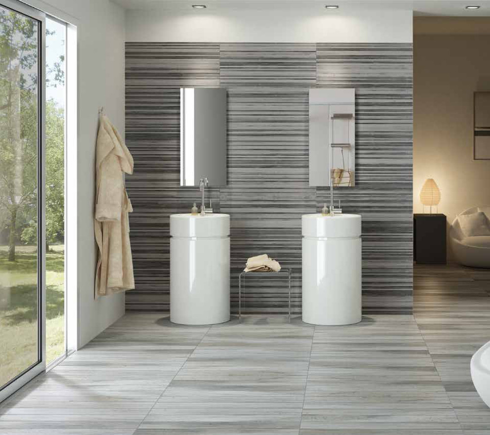 Modelo de cuarto de baño principal moderno grande con baldosas y/o azulejos grises, baldosas y/o azulejos de porcelana, paredes grises, suelo de baldosas de porcelana y lavabo con pedestal