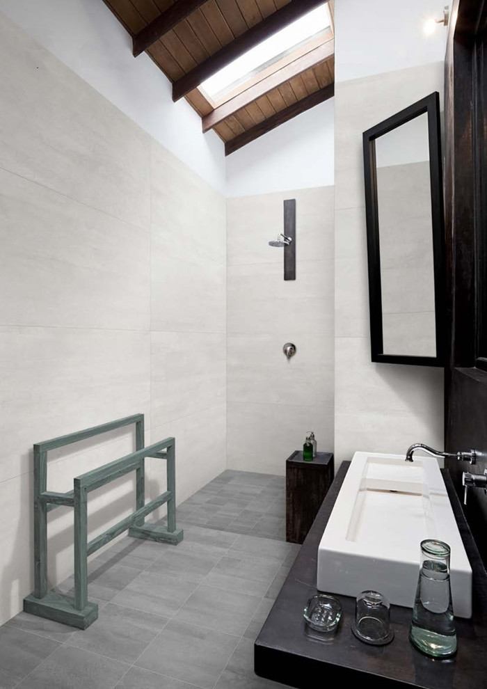 Inspiration för stora moderna svart en-suite badrum, med vit kakel, porslinskakel, vita väggar, klinkergolv i porslin, ett avlångt handfat och grått golv
