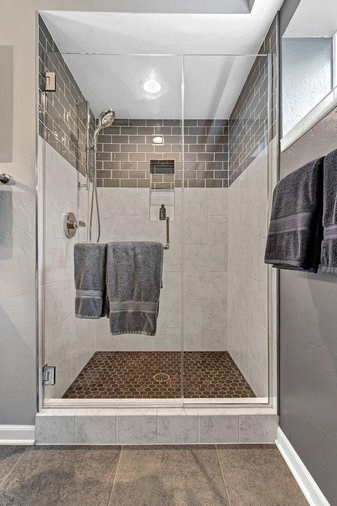Пример оригинального дизайна: маленькая ванная комната в стиле модернизм с белыми фасадами, серой плиткой, плиткой кабанчик, серыми стенами, полом из керамогранита, душевой кабиной, врезной раковиной, столешницей из гранита, серым полом, душем с распашными дверями и серой столешницей для на участке и в саду