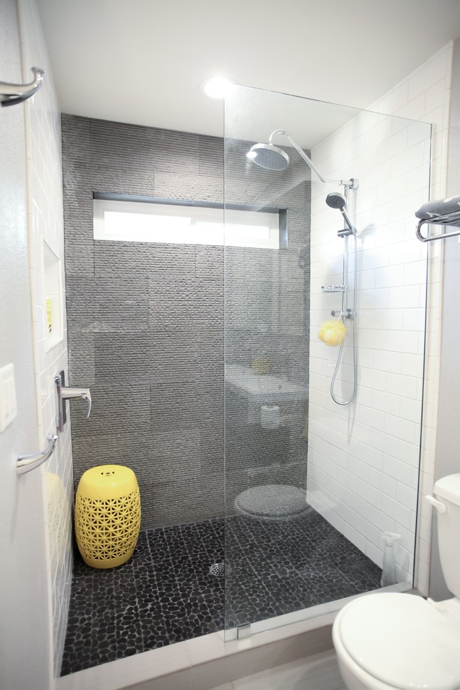Exempel på ett mellanstort modernt badrum för barn, med släta luckor, svarta skåp, ett fristående badkar, en öppen dusch, en toalettstol med hel cisternkåpa, svart kakel, stenkakel, grå väggar, klinkergolv i keramik, ett avlångt handfat, bänkskiva i kvarts, grått golv och med dusch som är öppen