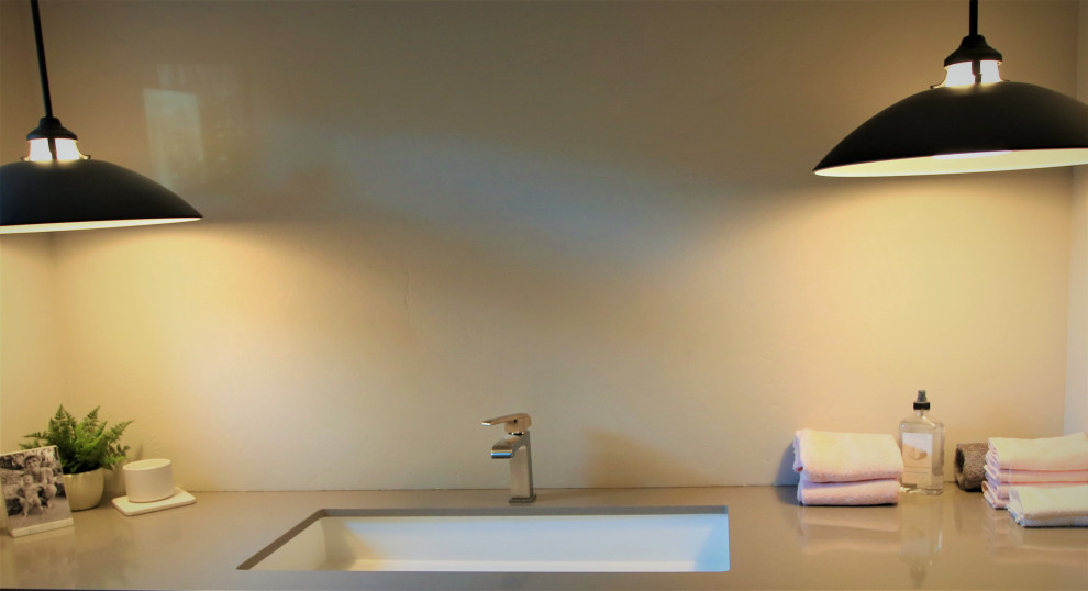 Exempel på ett stort modernt grå grått badrum med dusch, med öppna hyllor, skåp i mörkt trä, ett undermonterad handfat och bänkskiva i kvartsit