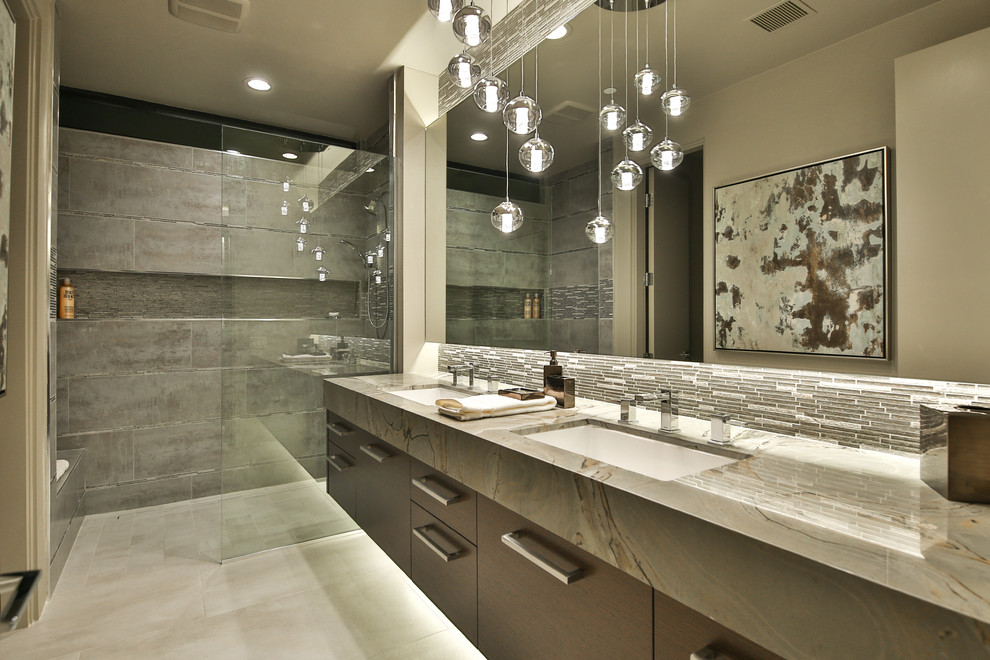 Modern inredning av ett mellanstort en-suite badrum, med släta luckor, grå skåp, en dusch i en alkov, svart och vit kakel, stickkakel, beige väggar, marmorgolv, ett undermonterad handfat, marmorbänkskiva, vitt golv och dusch med gångjärnsdörr