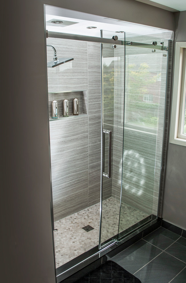 Mittelgroßes Modernes Badezimmer En Suite mit verzierten Schränken, hellbraunen Holzschränken, grauen Fliesen und Quarzwerkstein-Waschtisch in Toronto