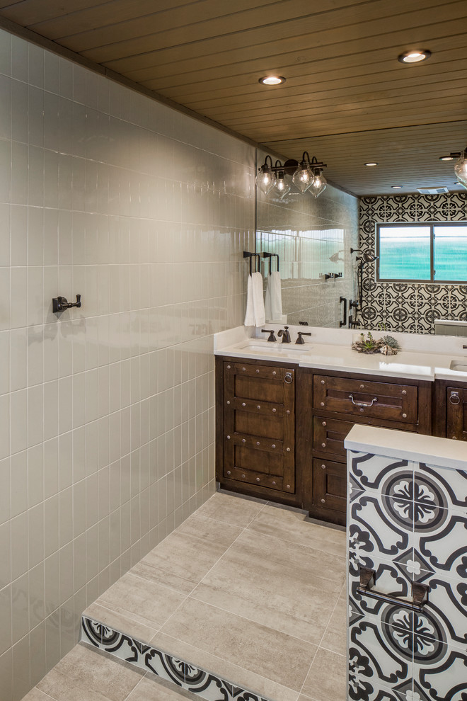 Ispirazione per una stanza da bagno padronale stile americano di medie dimensioni con ante in legno bruno e piastrelle beige