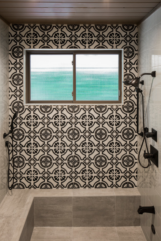 Immagine di una stanza da bagno padronale stile americano con ante in legno bruno