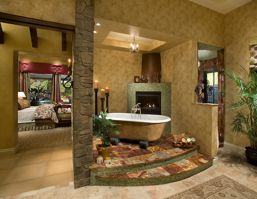 Foto de cuarto de baño principal mediterráneo extra grande con bañera exenta, paredes beige y suelo de baldosas de cerámica