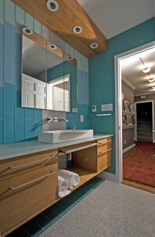 Exemple d'une grande salle d'eau tendance en bois clair avec une vasque, un placard à porte plane, un carrelage bleu, un carrelage en pâte de verre, un plan de toilette en quartz modifié, une douche d'angle, un mur bleu et un sol en carrelage de porcelaine.