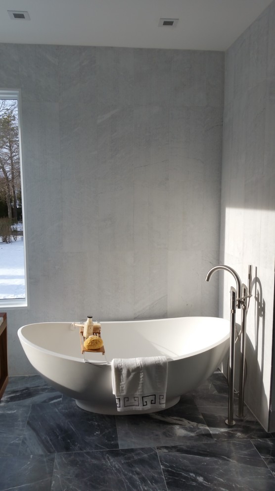 Ejemplo de cuarto de baño minimalista con baldosas y/o azulejos de mármol y suelo de mármol
