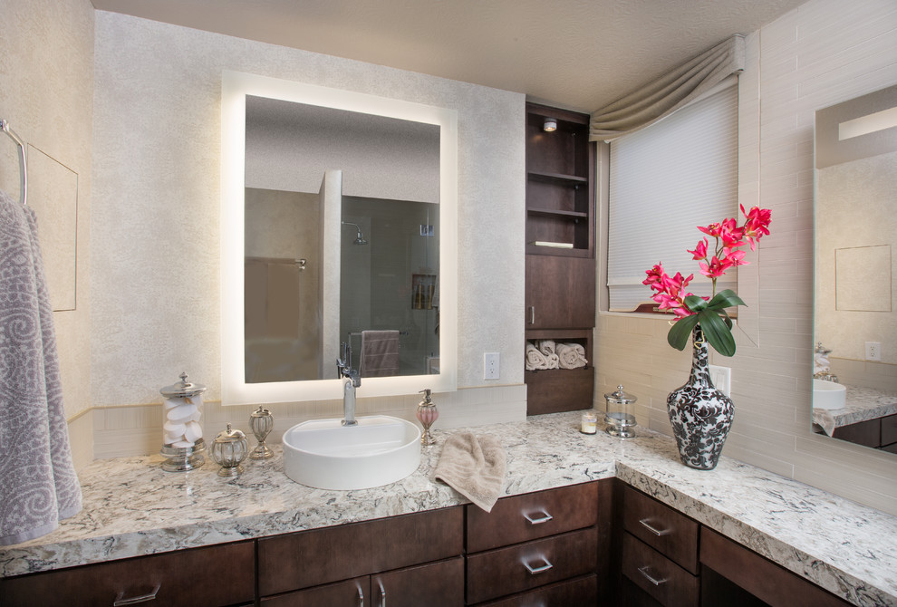 コロンバスにある高級なトランジショナルスタイルのおしゃれな浴室 (ベッセル式洗面器) の写真