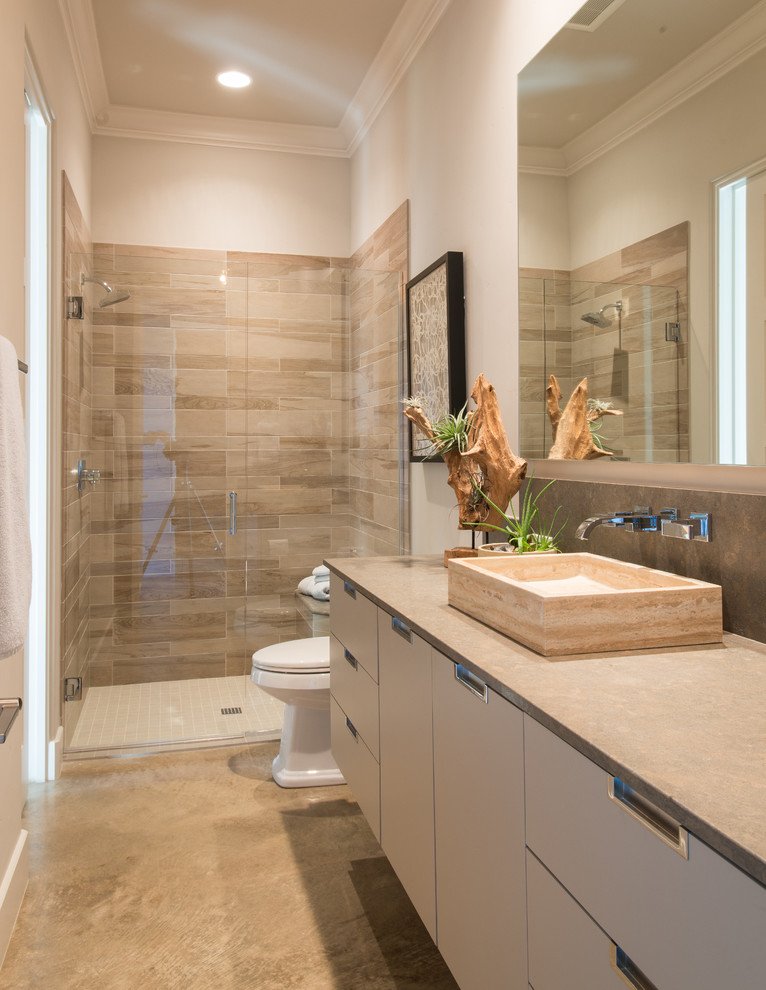 Стильный дизайн: ванная комната в стиле неоклассика (современная классика) с настольной раковиной, плоскими фасадами, бежевыми фасадами, душем в нише, коричневой плиткой, серыми стенами и бежевой столешницей - последний тренд