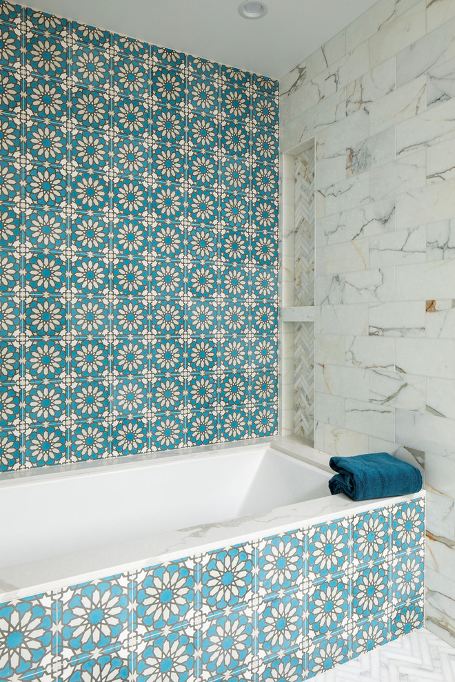 Diseño de cuarto de baño clásico renovado con bañera empotrada y ducha con puerta con bisagras