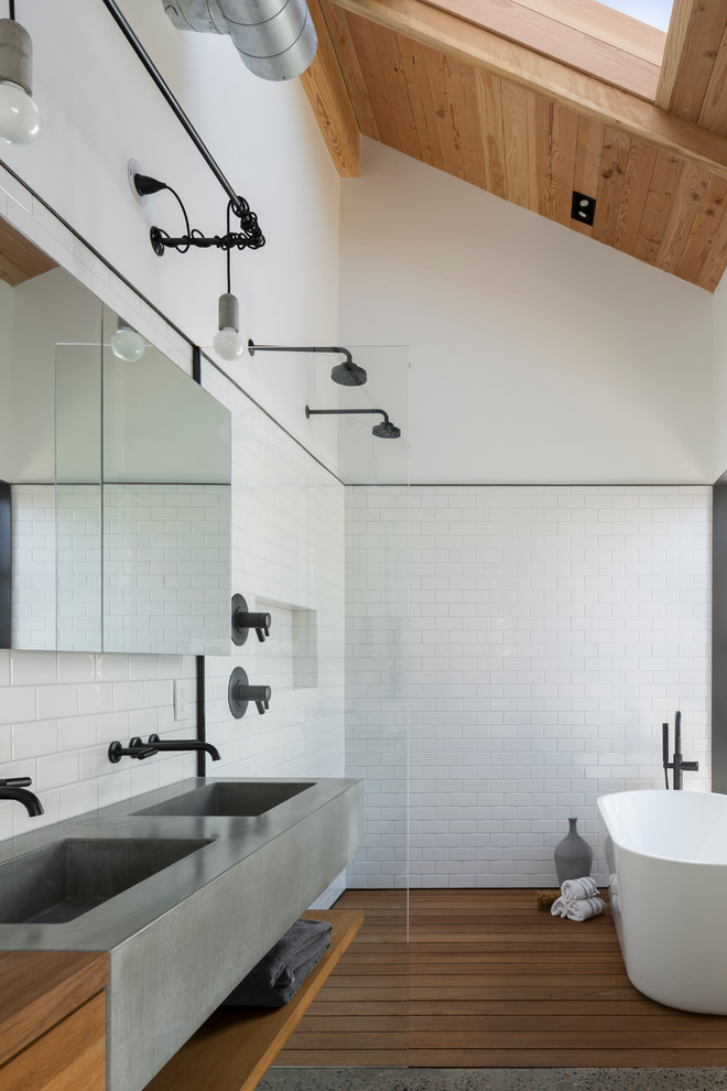 Exemple d'une salle de bain principale moderne avec un lavabo suspendu et un plan de toilette en béton.