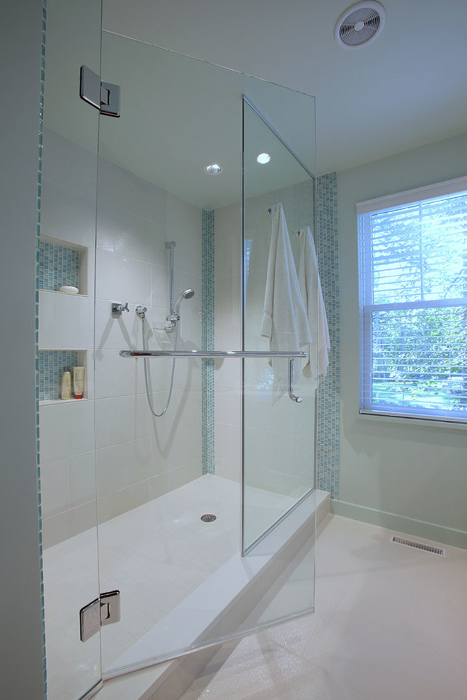 Ejemplo de cuarto de baño minimalista de tamaño medio con ducha esquinera, baldosas y/o azulejos blancos, paredes azules y aseo y ducha