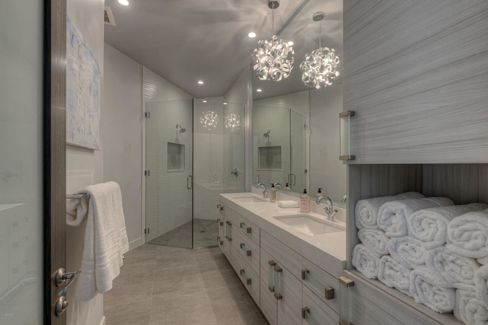 Стильный дизайн: большая главная ванная комната в современном стиле с плоскими фасадами, серыми фасадами, угловым душем, серыми стенами, бетонным полом, врезной раковиной, столешницей из искусственного кварца, серым полом, душем с распашными дверями и белой столешницей - последний тренд