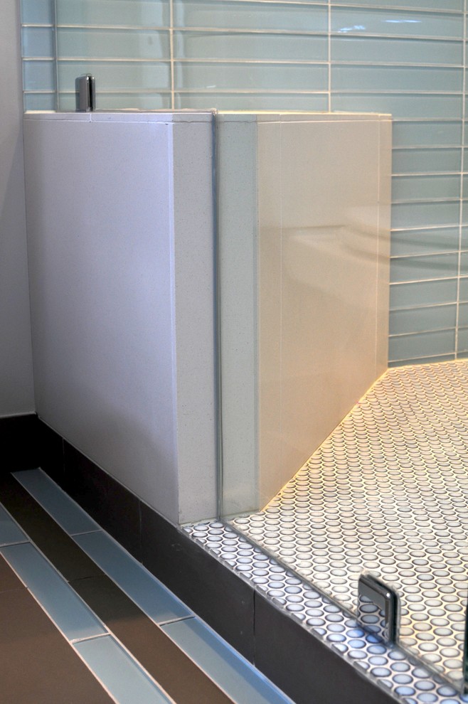 Idee per una grande stanza da bagno padronale contemporanea con lavabo sottopiano, ante lisce, ante in legno bruno, top in quarzo composito, vasca da incasso, doccia ad angolo, WC a due pezzi, piastrelle blu, piastrelle di vetro, pareti beige e pavimento in gres porcellanato