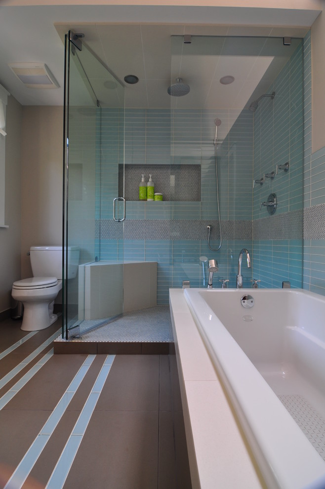 Cette image montre une grande salle de bain principale design avec un plan de toilette en quartz modifié, une baignoire posée, une douche d'angle, WC séparés, un carrelage multicolore, un carrelage en pâte de verre, un mur beige et un sol en carrelage de porcelaine.