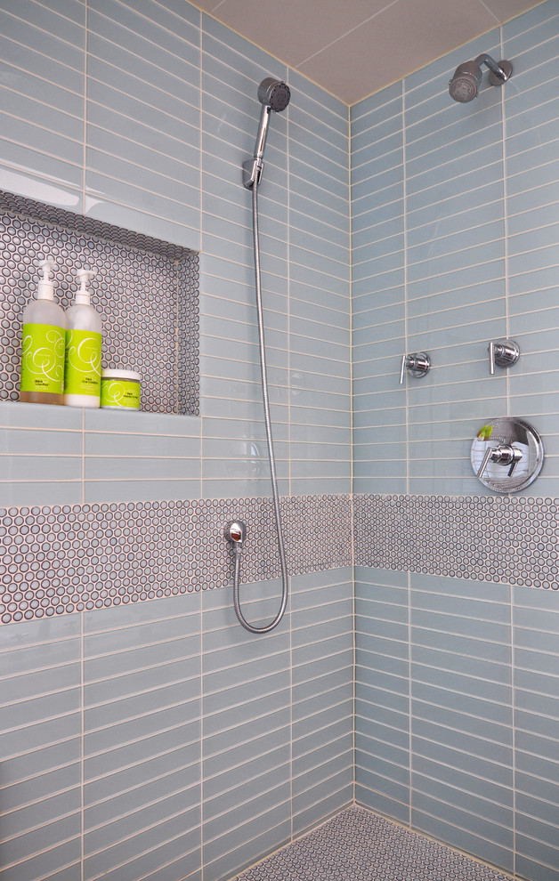 Foto di una grande stanza da bagno padronale contemporanea con doccia aperta, piastrelle blu, piastrelle di vetro e pavimento con piastrelle a mosaico