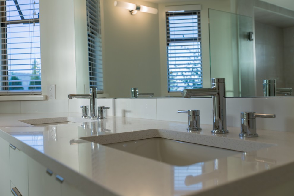 Modernes Duschbad mit flächenbündigen Schrankfronten, weißen Schränken, Toilette mit Aufsatzspülkasten, weißer Wandfarbe, Porzellan-Bodenfliesen, Unterbauwaschbecken, beigem Boden und Falttür-Duschabtrennung in Vancouver