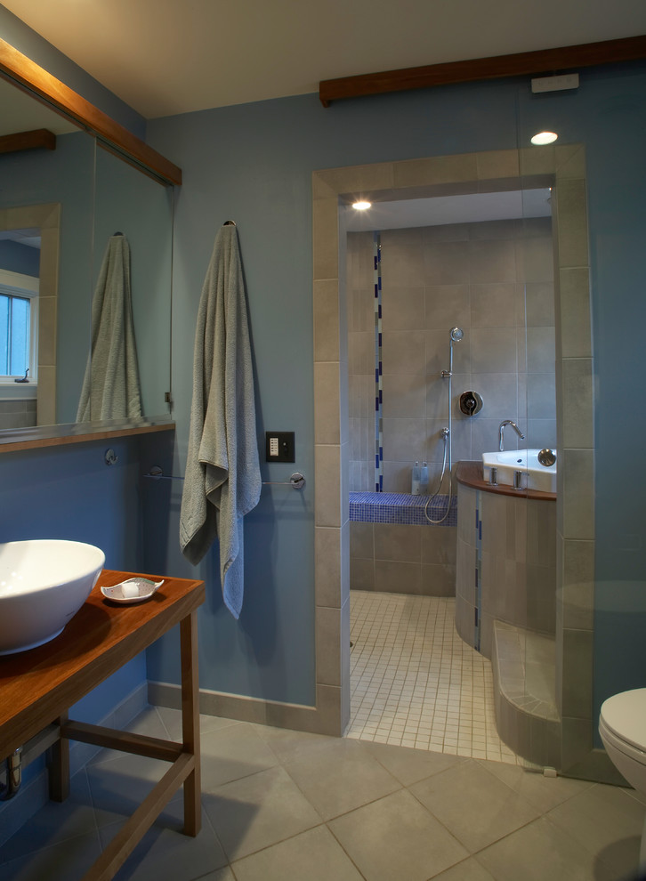 Esempio di una stanza da bagno minimal con lavabo a bacinella, piastrelle blu e piastrelle a mosaico