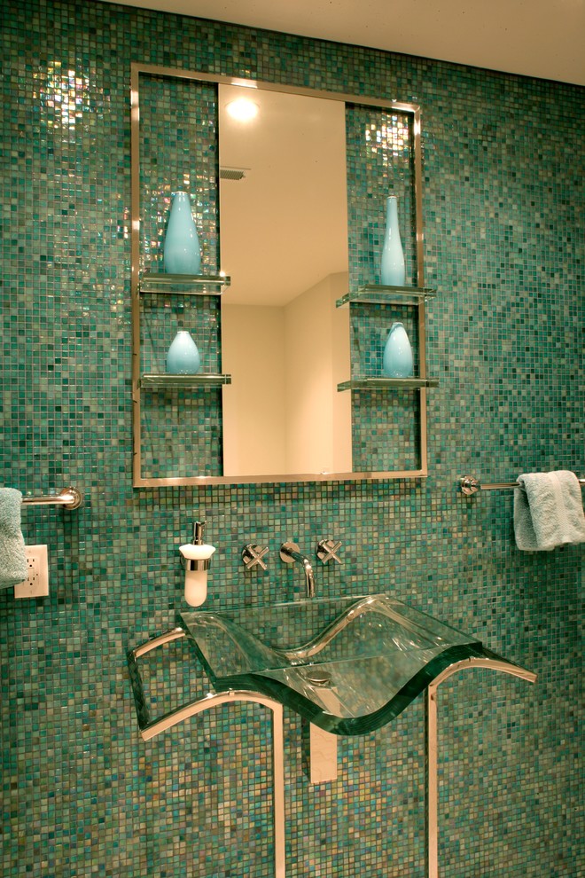 Immagine di una stanza da bagno contemporanea con piastrelle blu, piastrelle a mosaico e lavabo sospeso