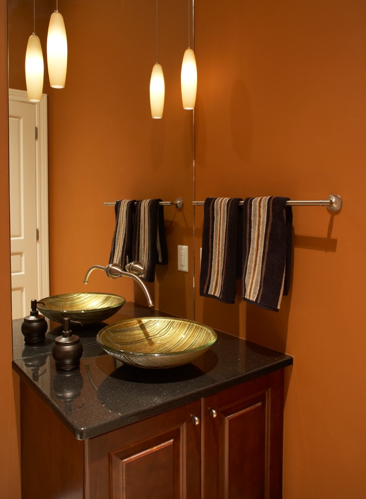 Diseño de cuarto de baño contemporáneo con lavabo sobreencimera, puertas de armario de madera en tonos medios y encimera de acrílico