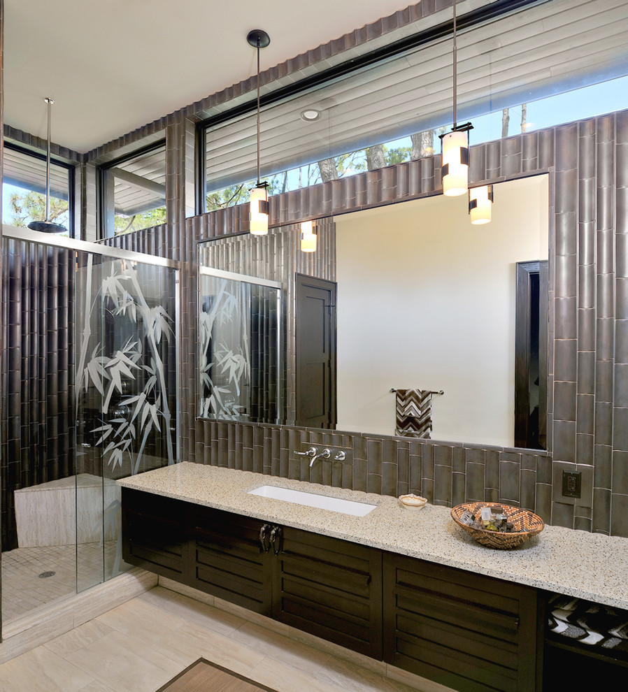 Стильный дизайн: ванная комната в современном стиле с врезной раковиной и душем в нише - последний тренд