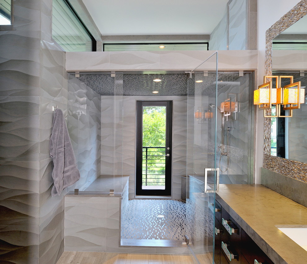 Imagen de cuarto de baño contemporáneo con armarios con paneles lisos, puertas de armario de madera en tonos medios, ducha empotrada y baldosas y/o azulejos grises
